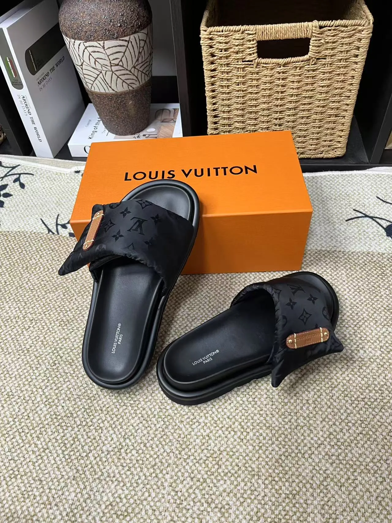P340 yuan LV Louis Vuitton Full of high-end feel! A popular model among bloggers at home and abroad, it’s retro and fashionable, and looks stunning on your feet! Mainly recommended model on the official website★ ━━━━━ ЅᏇєєt ━━━━━ ▪️Upper: original calfskin ➕5D printing process ▪️Inner: imported mixed sheepskin ▪️Outsole: original molded foam outsole ▪️Size: Female 35-40 Men's 39-44 (women's 41 men's 45)